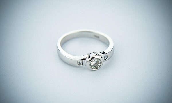 diamond-jewelry-buyer-640x480-43150147.jpeg