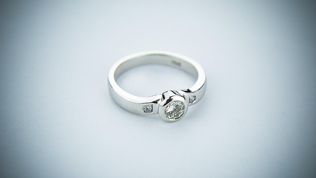 diamond-jewelry-buyer-640x480-43150147.jpeg