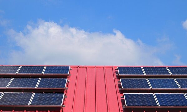 solar-panel-installer-640x480-70280840.jpeg